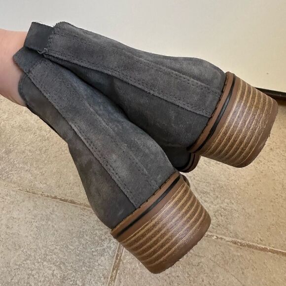 Aqua Womens Boots College size 9 Gray Suede Ankle booties slip on zip Chelsea - Picture 5 of 11